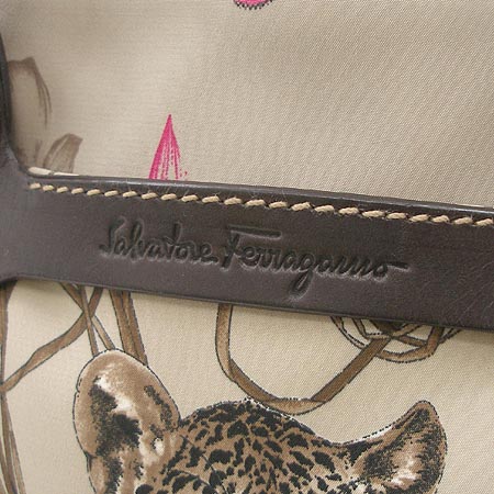 Ferragamo(��󰡸�) 21 A082 FONDO �к긯 ��Ʈ�� [�б�������] �̹���3 - ���̺��� �߰���ǰ