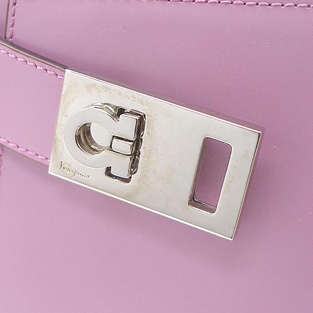 Ferragamo(��󰡸�) 21 0170. ���� ��ġ�� ��ũ��ũ ����� �̹���4 - ���̺��� �߰���ǰ