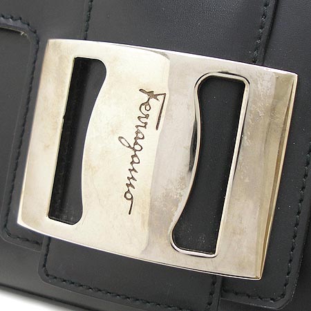 Ferragamo(��󰡸�) 21 1922. ���� ���� ��ġ�� �簢 ����� �̹���4 - ���̺��� �߰���ǰ