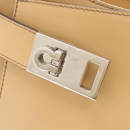 Ferragamo(��󰡸�) 21 0170. ���� ��ġ�� ����� �̹���5 - ���̺��� �߰���ǰ