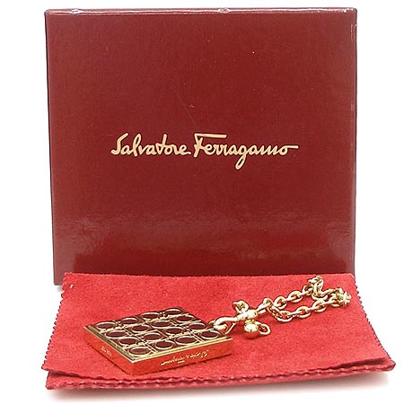 Ferragamo(��󰡸�) 33 9797. �簢 ��ġ�� ���� ŰȦ�� �̹���2 - ���̺��� �߰���ǰ