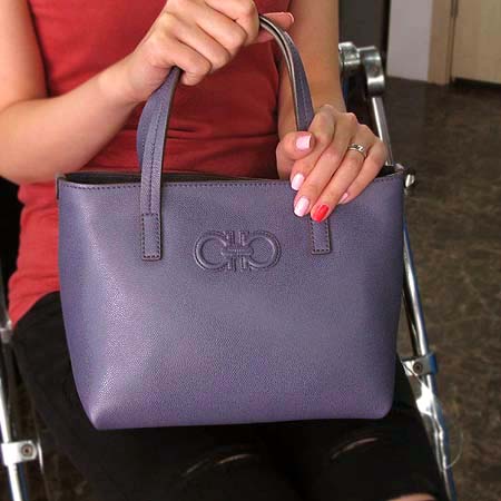 Ferragamo(��󰡸�) 21-B095 �ΰ���� ��Ʈ�� [�б�������] �̹���5 - ���̺��� �߰���ǰ