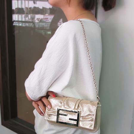 Fendi(���) 8BP046 ���� FF �ΰ� ��� ü�� ����� �� Ŭ��ġ�� �̹���4 - ���̺��� �߰���ǰ