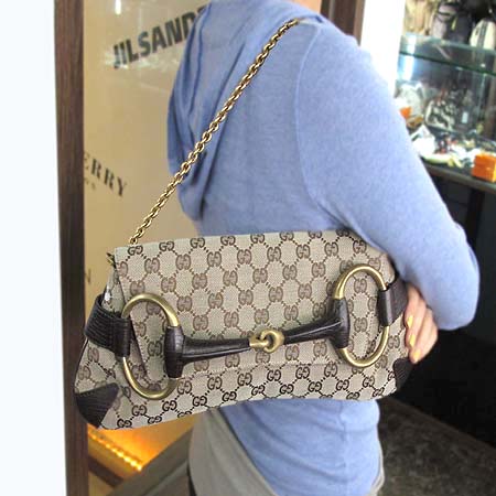 Gucci(����) 120134 GG�ΰ� ����ü�� �к긯 ��� �� Ŭ��ġ [�б�������] �̹���5 - ���̺��� �߰���ǰ