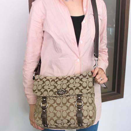 Coach(��ġ) �ñ׳��� 2�� ��Ʈ ũ�ν��� �̹���5 - ���̺��� �߰���ǰ