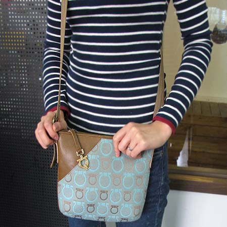 Ferragamo(��󰡸�) 21-5761 �ΰ� ũ�ν��� �̹���5 - ���̺��� �߰���ǰ
