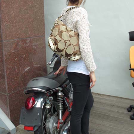 Coach(��ġ) �ñ׳��� �к긯 ����� [�б�������] �̹���5 - ���̺��� �߰���ǰ