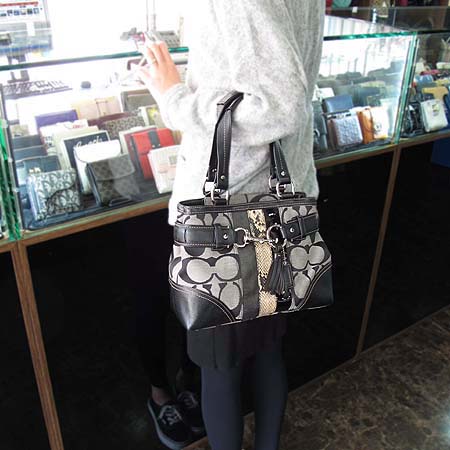 Coach(��ġ) �ñ׳�ó �ڰ��� ���̴�Ʈ ũ��Ŀ���� ���� ��Ƽġ ��Ʈ�� �̹���5 - ���̺��� �߰���ǰ