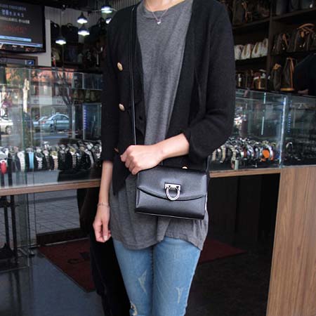 Ferragamo(��󰡸�) 21 4836 ��ġ�� ��� Ŭ��ġ + ũ�ν� ��Ʈ�� �̹���5 - ���̺��� �߰���ǰ