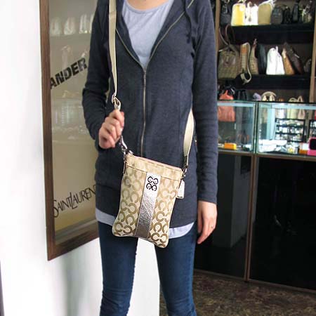 Coach(��ġ) �ǹ� ����� �� ��Ʈ �ڰ��� ũ�ν��� �̹���4 - ���̺��� �߰���ǰ