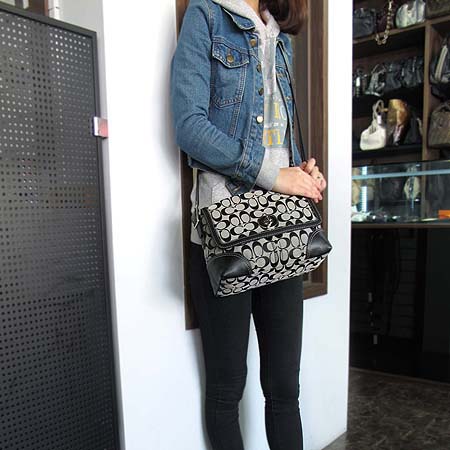 Coach(��ġ) �ñ׳�ó �ڰ��� ũ�ν��� �̹���5 - ���̺��� �߰���ǰ