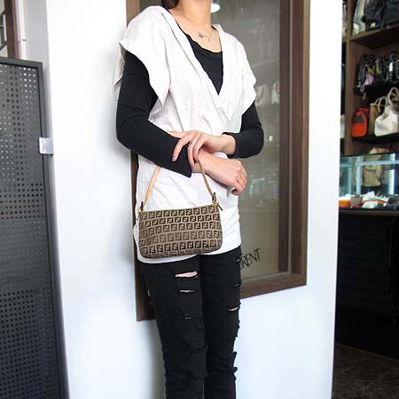 Fendi(���8BR041 FF�ΰ� �к긯 �Ŀ�ġ ����� [�б�������] �̹���4 - ���̺��� �߰���ǰ