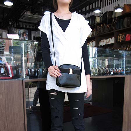 Ferragamo(��󰡸�) 21 0396 ���� �ٶ� ��� ũ�ν��� �̹���5 - ���̺��� �߰���ǰ
