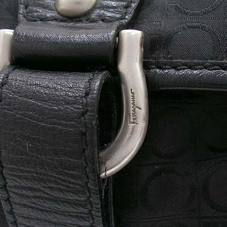 Ferragamo(��󰡸�) 24 5550 ��ġ�� �ΰ� �ڰ��� ������ ũ�ν��� �̹���3 - ���̺��� �߰���ǰ