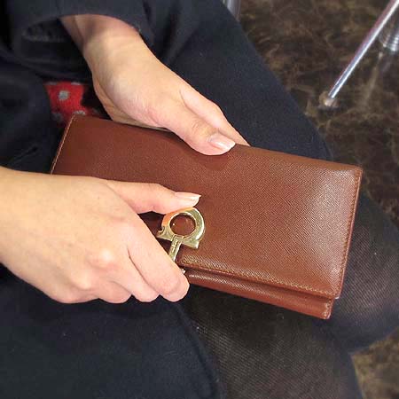 Ferragamo(Æä¶ó°¡¸ð) 22 2700 ±ÝÀå °£Ä¡´Ï ÀåÁö°© Ferragamo(Æä¶ó°¡¸ð) 22 2700 ±ÝÀå °£Ä¡´Ï ÀåÁö°©