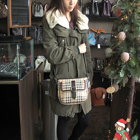 Burberry(������) �� Ŭ���� üũ ��Ʈ��� ũ�ν��� [��������] �̹���6 - ���̺��� �߰���ǰ