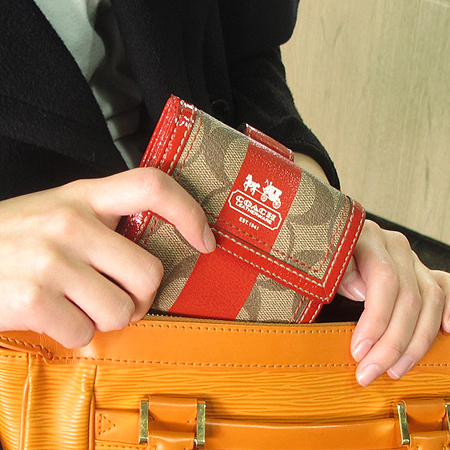 Coach(��ġ) �ñ׳�ó PVC ���̴�Ʈ ��Ƽġ 3�� ������ �̹���6 - ���̺��� �߰���ǰ