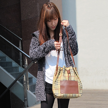 Burberry(������) Ŭ���� üũ ������ ũ�ν��� �̹���6 - ���̺��� �߰���ǰ