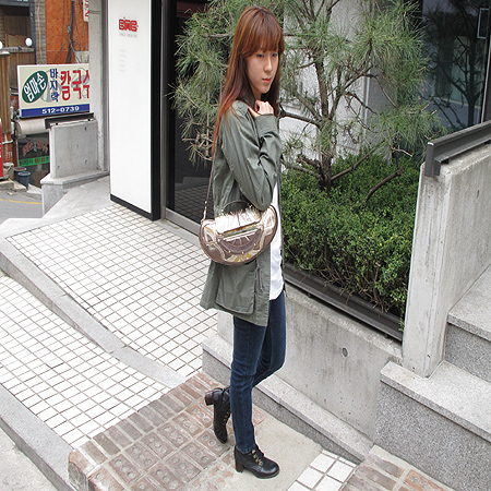 Fendi(���) 8BN133 ��� ��Ż�� ť�� ��� Ŭ��ġ �� ����� 2WAY �̹���5 - ���̺��� �߰���ǰ