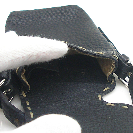 Fendi(���) 7AR118 �������� �ڵ��� ���̽� + ���� Ȧ�� [�б�����������2ȣ��] �̹���4 - ���̺��� �߰���ǰ