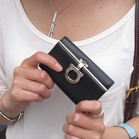 Ferragamo(��󰡸�) 22 4627 6Ȧ�� ���� ��ġ�� Ű���̽� [�б�������] �̹���5 - ���̺��� �߰���ǰ