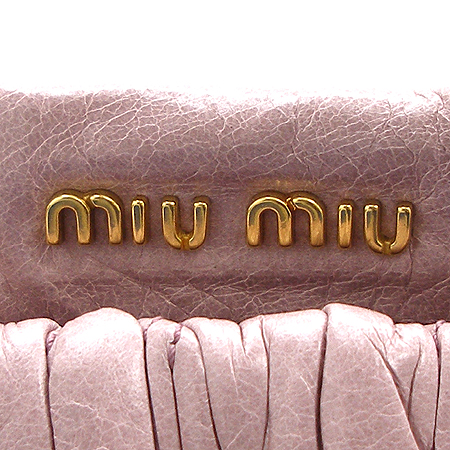 MiuMiu(�̿�̿�) CONTENITOR MATELASSE'LUX �Ÿ� ũ�ν��� �̹���3 - ���̺��� �߰���ǰ