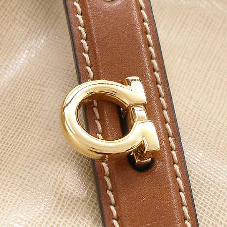 Ferragamo(��󰡸�) 21 C636 ������ ���� ���ǾƳ� �� ����� [��������] �̹���3 - ���̺��� �߰���ǰ