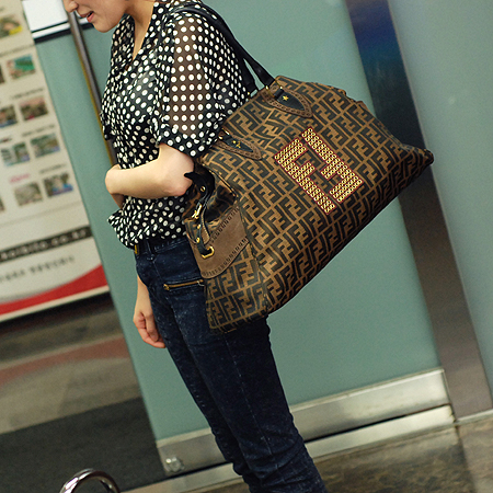 Fendi(���) 8BN158 BAG DE JOUR(�� �� �ָ�) ������Ī FF�ΰ� ��Ʈ�� �̹���5 - ���̺��� �߰���ǰ