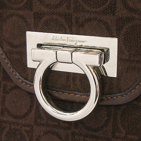 Ferragamo(��󰡸�) 21 4913 �����̵� ��ġ�Ϸΰ� ����� �̹���3 - ���̺��� �߰���ǰ