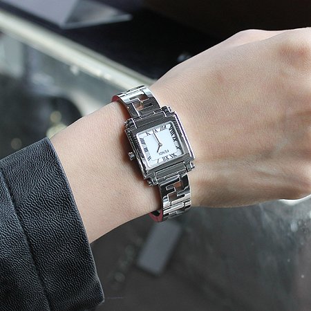 Fendi(���) F605210 �簢���� 6000L �ΰ� ��ƿ ������ �ð� �̹���5 - ���̺��� �߰���ǰ