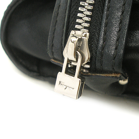 Ferragamo(��󰡸�) 21 5828 ������ ��ġ�� �ΰ� ���� ��Ʈ�� �̹���3 - ���̺��� �߰���ǰ