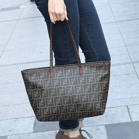 Fendi(���) 8BH198 FF �ΰ� PVC ��ī ���� ����� �̹���6 - ���̺��� �߰���ǰ