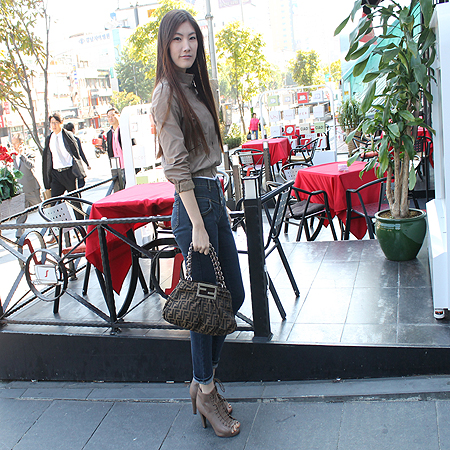 Fendi(���) 8BR615 ��ī �ڰ�����ΰ� ü�� ��Ʈ�� �̹���5 - ���̺��� �߰���ǰ