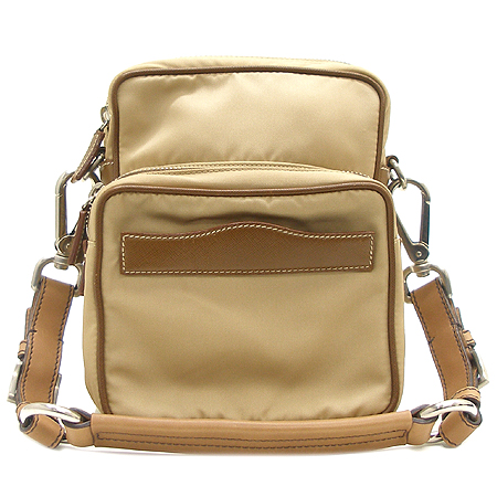 �����  �����