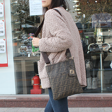 Fendi(���) 7VA207 FF �ΰ� ��ī PVC ũ�ν��� �̹���5 - ���̺��� �߰���ǰ