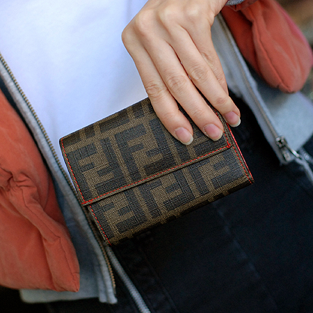 Fendi(���) 8M0026 FF�ΰ� PVC 3�� ������ �̹���5 - ���̺��� �߰���ǰ