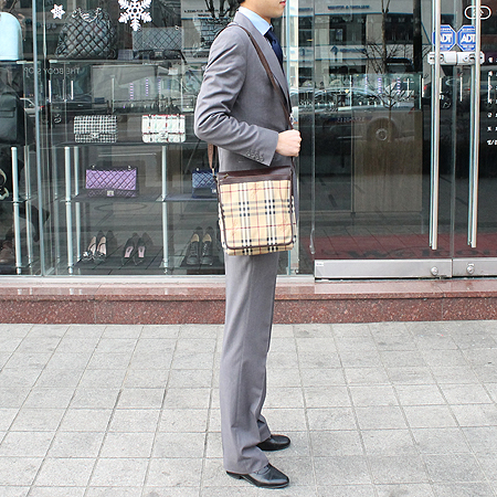 Burberry(������) Ŭ���� üũ ũ�ν��� �̹���5 - ���̺��� �߰���ǰ