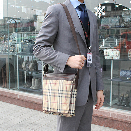 Burberry(������) Ŭ���� üũ ũ�ν��� �̹���6 - ���̺��� �߰���ǰ