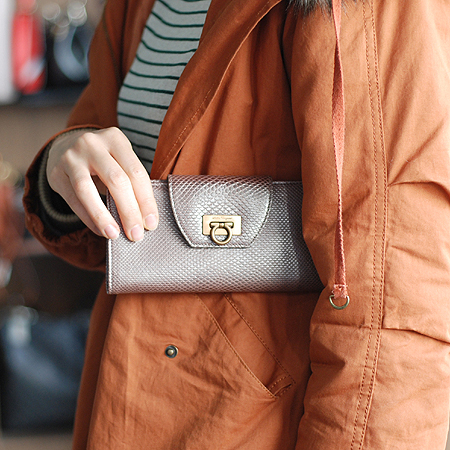 Ferragamo(��󰡸�) 22-7769 ������÷� ���̼����� ������ �̹���5 - ���̺��� �߰���ǰ