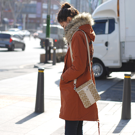 Coach(��ġ) �ñ׳��� ������ ũ�ν��� [�б�����������2ȣ��] �̹���7 - ���̺��� �߰���ǰ