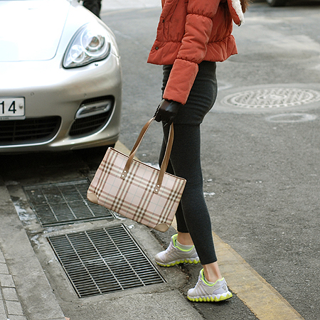 Burberry(������) ��� üũ PVC �ٰ� ����� �̹���6 - ���̺��� �߰���ǰ