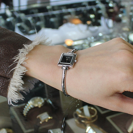 Gucci(����) YA019505 1900L �簢 ���Ʈ ��ƿ ������ ������ �ð� [��������] �̹���6 - ���̺��� �߰���ǰ