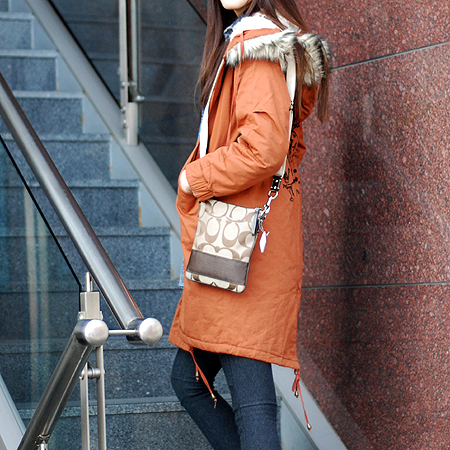 Coach(��ġ) 42619 �ñ׳�ó �ڰ��� ũ�ν��� �̹���7 - ���̺��� �߰���ǰ