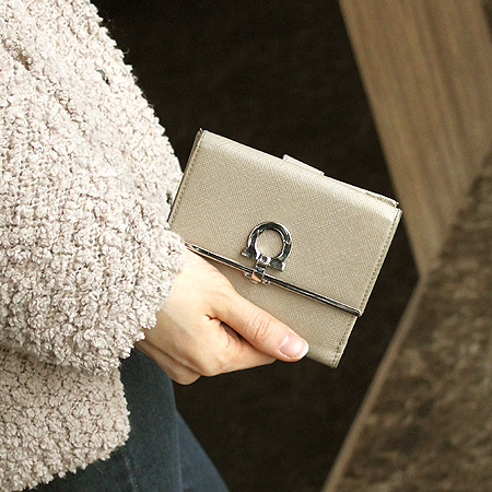 Ferragamo(��󰡸�) 22-4639 ��ġ�� �ΰ� ������ �̹���5 - ���̺��� �߰���ǰ