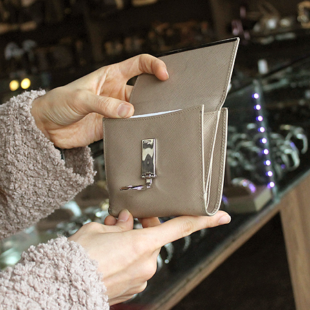 Ferragamo(��󰡸�) 22-4639 ��ġ�� �ΰ� ������ �̹���6 - ���̺��� �߰���ǰ