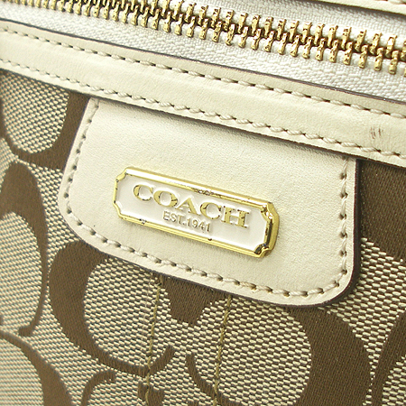 Coach(��ġ) 42190 �ñ׳�ó �ڰ��� ũ�ν��� �̹���3 - ���̺��� �߰���ǰ