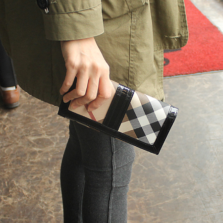 Burberry(������) 36326461 �� ��� üũ PVC ���̴�Ʈ ��Ƽġ ������ �̹���6 - ���̺��� �߰���ǰ