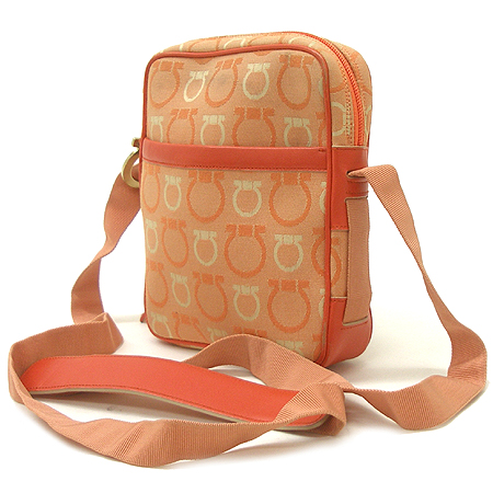Ferragamo(��󰡸�) �ΰ� �к긯 �̴� ũ�ν��� �̹���3 - ���̺��� �߰���ǰ