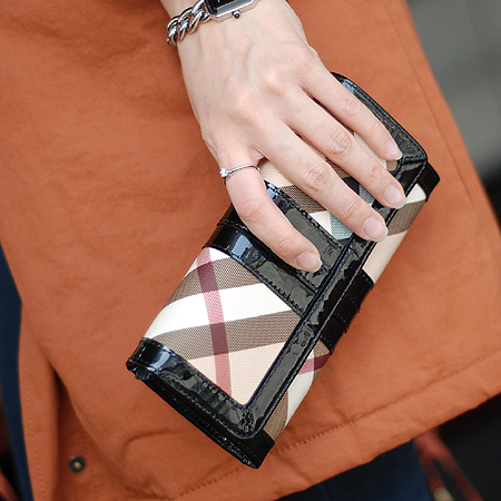 Burberry(������) 36326461 �� ��� üũ PVC ���̴�Ʈ ��Ƽġ ������ �̹���6 - ���̺��� �߰���ǰ