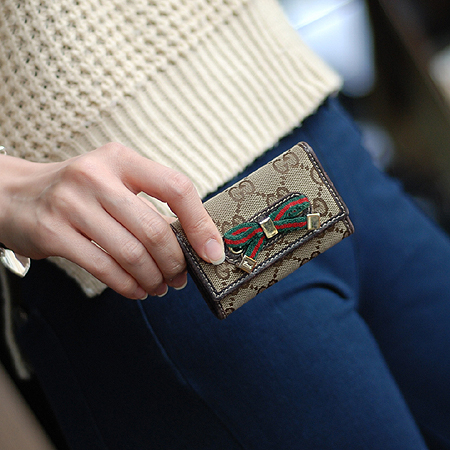 Gucci(����) 162770 GG �ΰ� �ڰ��� 6Ȧ�� Ű���̽� �̹���6 - ���̺��� �߰���ǰ